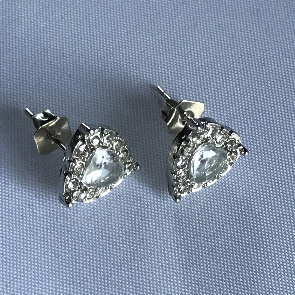 🎉Gift with Bundle🎉New! Cubic Zirconia Heart Studs - Picture 4 of 8